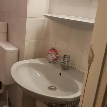 1a Beautiful 3 Room, Private And Calm Apartment, Private Car Park, Full Equipped Kitchen, Private And Stable Wifi, One Minute To Tram Station, Smart Tv, Different Towels And Bedlines Etc Included, Whatsapp Support, No Additional Costs Appartement