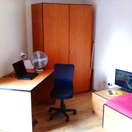 1a Beautiful 3 Room, Private And Calm Apartment, Private Car Park, Full Equipped Kitchen, Private And Stable Wifi, One Minute To Tram Station, Smart Tv, Different Towels And Bedlines Etc Included, Whatsapp Support, No Additional Costs Mannheim